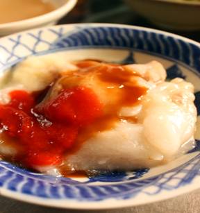 散發濃濃米香又飽含肉汁的軟Q肉圓,從民國43年飄香至今。(圖/方昭禪攝)